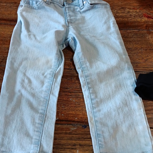 The Children's Place Light Blue Skinny Jeans And T Shirt. - Picture 4 of 4